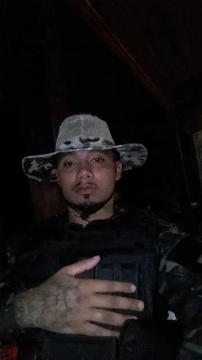 '3N' com roupa camuflada e colete a prova de balas  