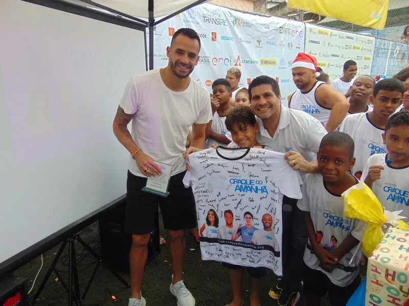 Imagem ilustrativa da imagem Jogador da seleção brasileira participa de festa com alunos de escola municipal