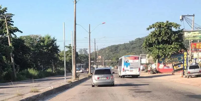 Barricadas espalhadas pela rua causaram filas de congestionamento