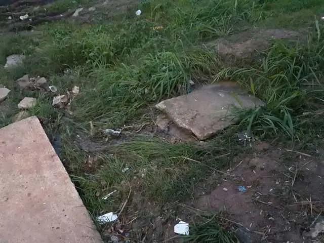 Esgoto e lama castigam rotina dos moradores de Monjolos
