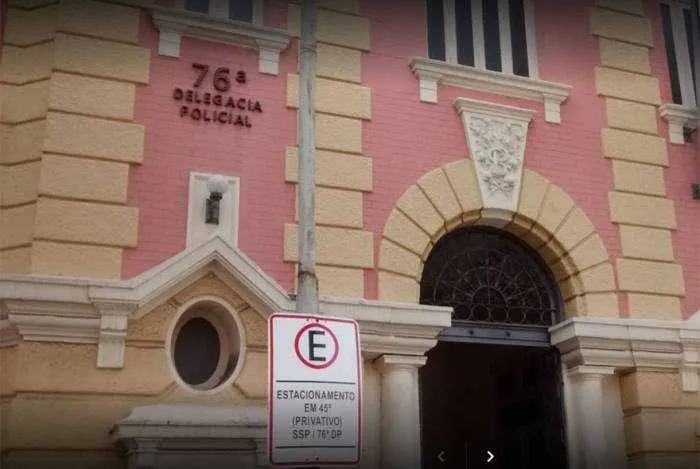 O preso e o veículo roubado foram levados para a 76ªDP (Centro). 