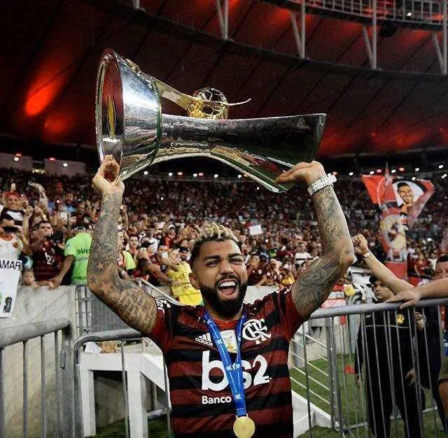 O artilheiro está emprestado pelo Inter de Milão ao clube carioca até o fim deste ano