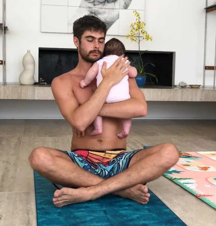 Tatá publicou foto com Rafael Vitti fazendo yoga com a filha do casal
