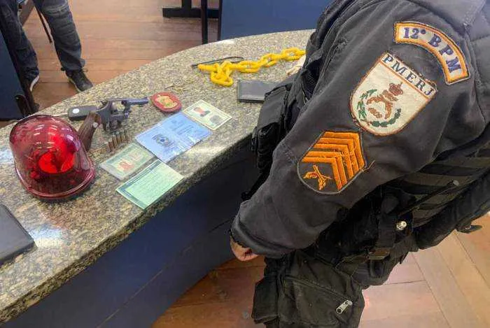 Com ele foram apreendidos um revólver calibre 32, munições e um sinalizador giroflex.