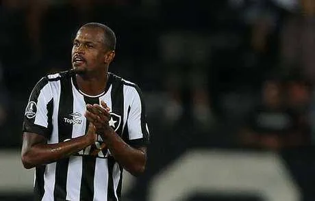 De acordo com o jogador, o time não respeitou o que os advogados dele chamam de "estabilidade acidentária"
