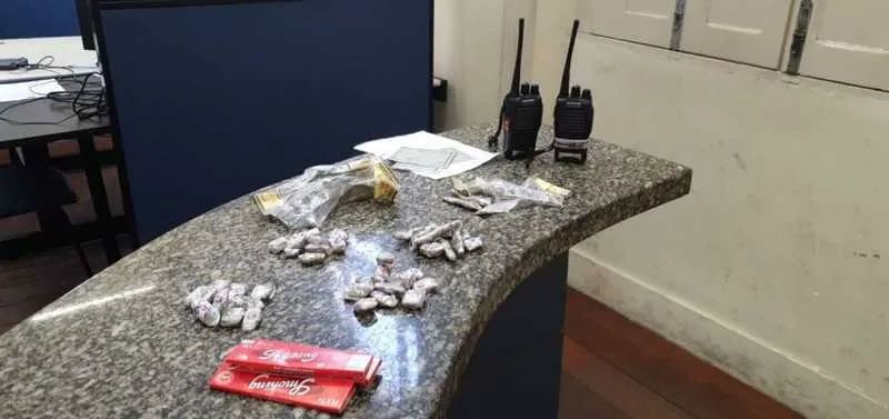 Imagem ilustrativa da imagem Ação da PM em Niterói termina com 5 acusados de tráfico de drogas presos