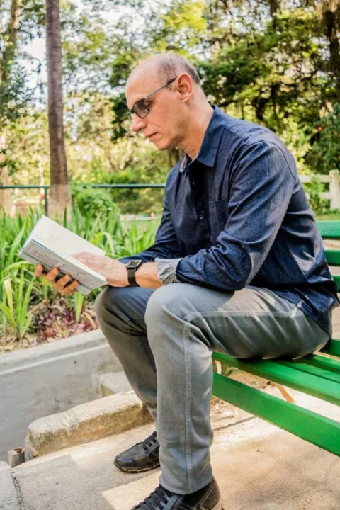 Imagem ilustrativa da imagem Morador de Maricá, Altamir Costa lança primeiro livro 'Minha Poesia é Você'
