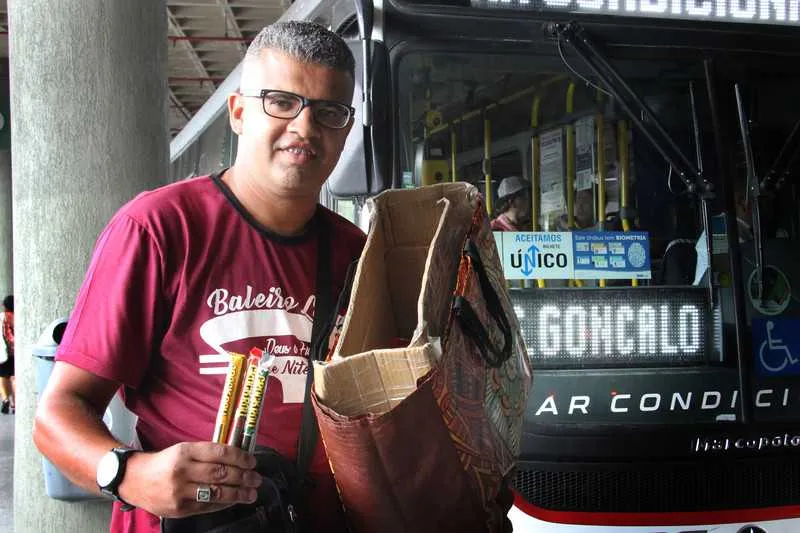 Anderson Ferreira, 36 anos, vende doce nos ônibus de São Gonçalo e Niterói