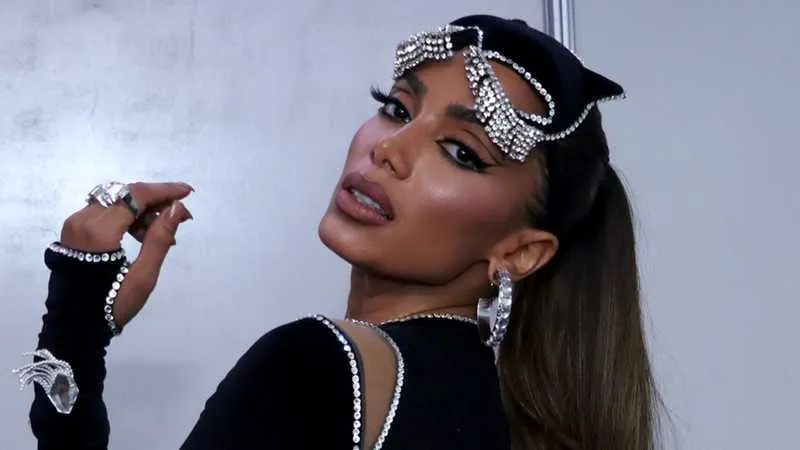 Anitta tem queda de pressão por causa de calor e precisa abandonar palco
