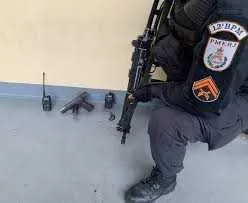 Pistola e dois rádios foram apreendidos pela PM 