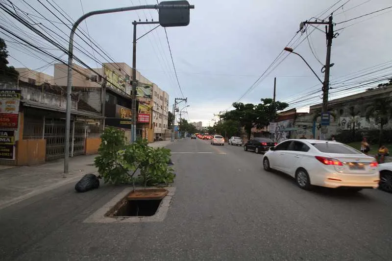 Bueiro aberto na Alfredo Backer traz transtornos a motoristas