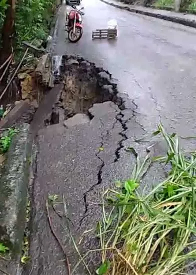 Desmoronamento destruiu parte da estrada em Niterói  