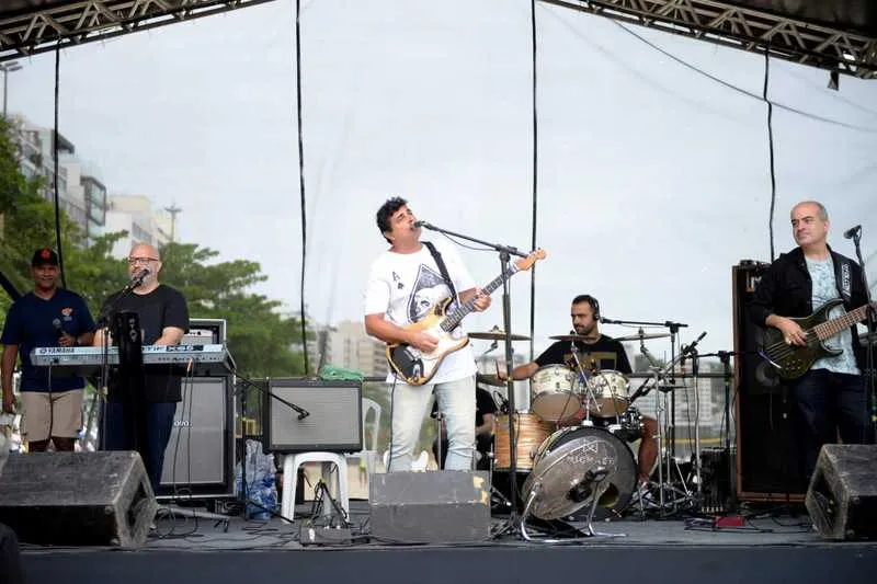 A Banda BR80 se apresenta no Bistrô Max