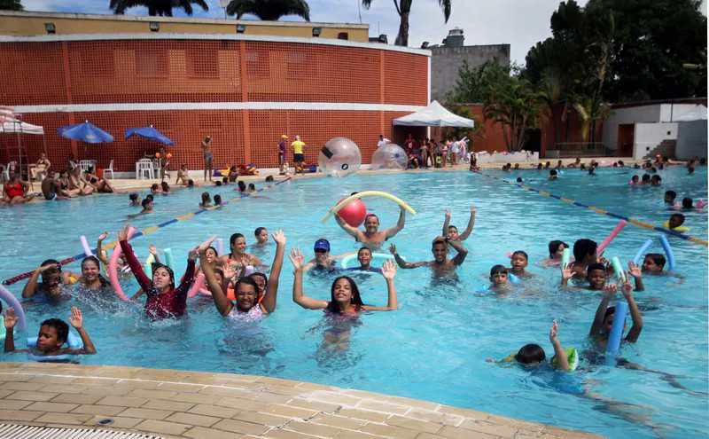 Atividade com bolão na piscina do Sesc São Gonçalo