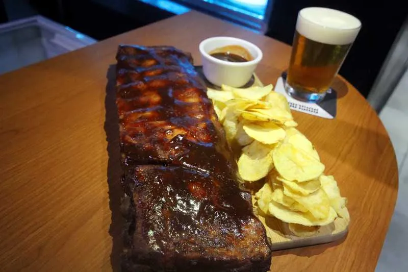 Costela defumada da Dois Lados Taproom
