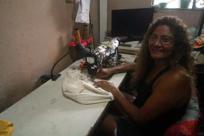 'Série Profissões': Antônia Mirando sempre trabalhou como costureira em São Gonçalo