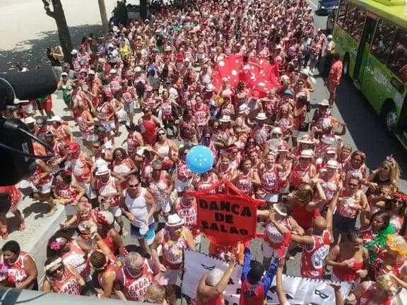 A folia acontece em vários bairros 