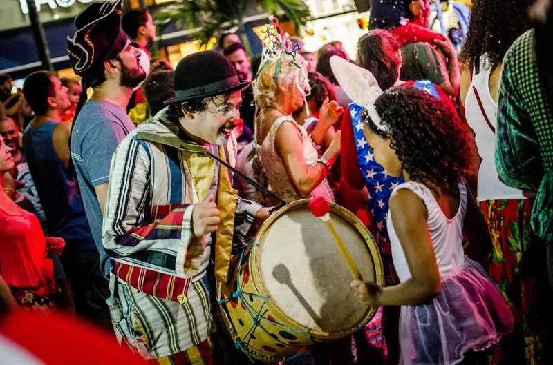 Imagem ilustrativa da imagem Shopping Itaipu Multicenter realiza 'Bailinho de Carnaval'