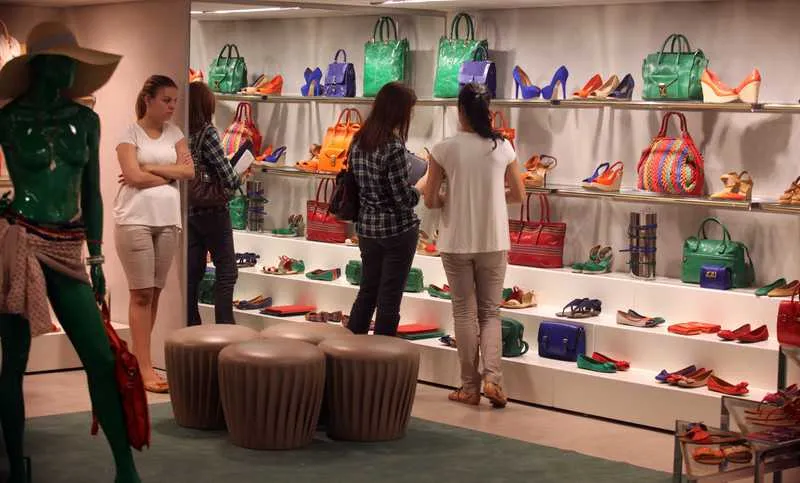 Oportunidades contemplam trabalho em shopping center 