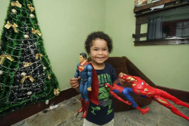Criança com doença rara realiza transplante de medula óssea