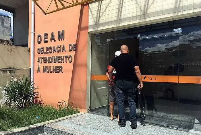 O acusado foi levado para a Delegacia de Atendimento à Mulher (DEAM), em São Gonçalo