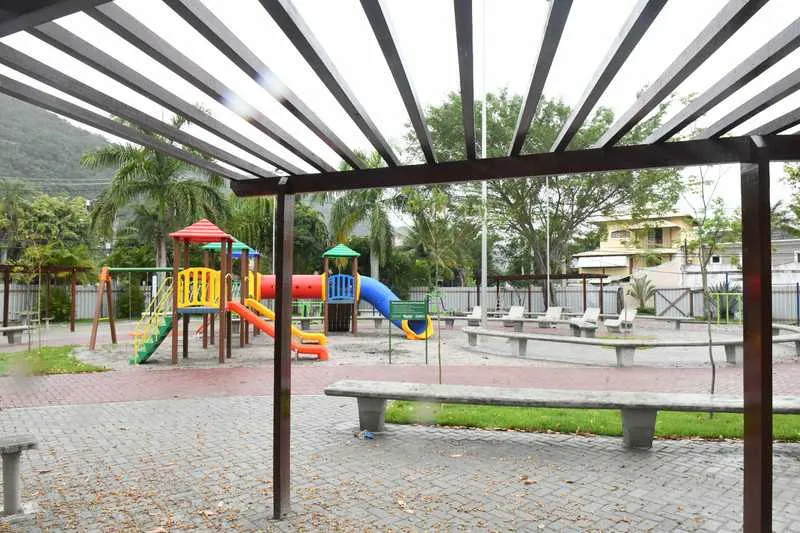 Espaço conta com academia para terceira idade, pergolado, mesas, cadeiras, bancos e espreguiçadeiras de concreto, nova iluminação e jardim
