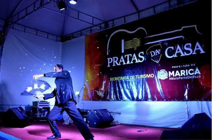 Dragon alegra e encanta a plateia com truques mágicos