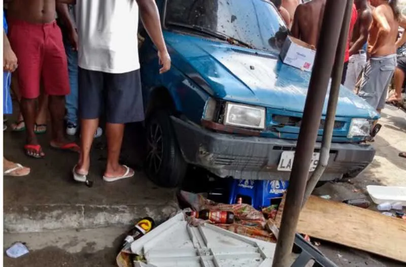 Imagem ilustrativa da imagem Carro invade calçada e deixa feridos em bar no Pacheco, em São Gonçalo