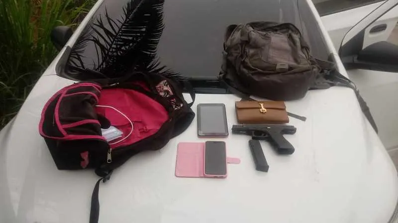 Na ação, uma pistola que foi utilizada pelos criminosos também foi apreendida