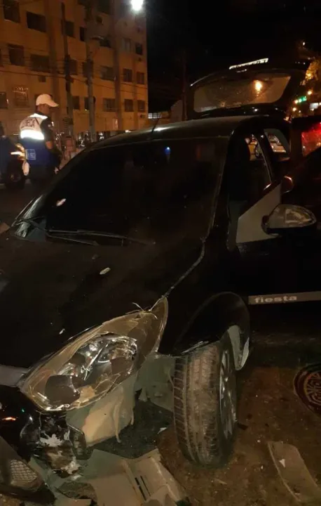 Com os suspeitos, foram apreendidos dois simulacros de pistola