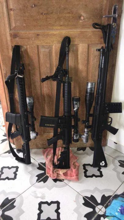 Fuzis e pistolas aparecem nas imagens postadas nesta segunda-feira (9)