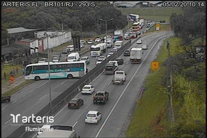 Ônibus sofreu pane elétrica e causou congestionamento na manhã desta quarta (5), na BR-101