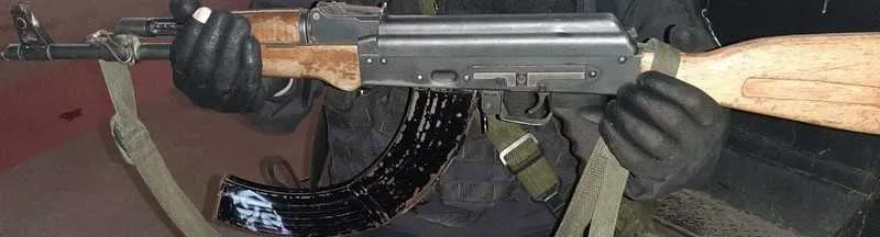 Um fuzil AK-47 e um rádio transmissor foram apreendidos na ação