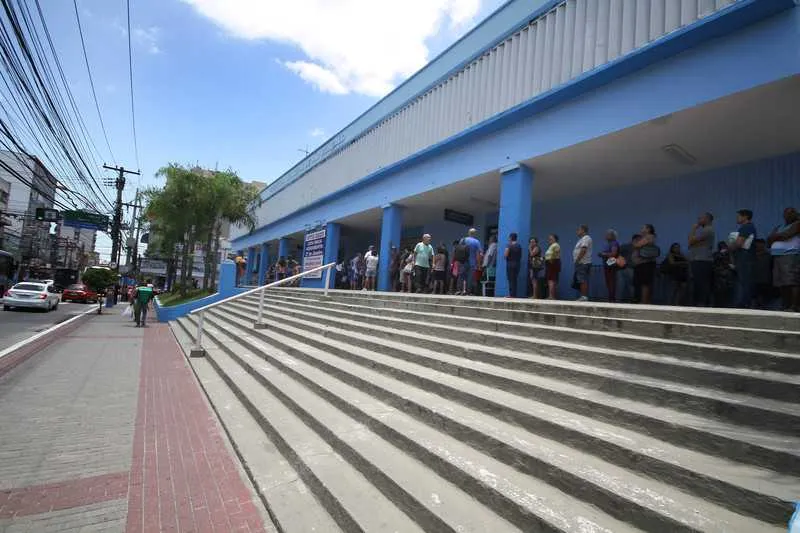 Mais de 150 pessoas aguardaram por horas em frente a Prefeitura