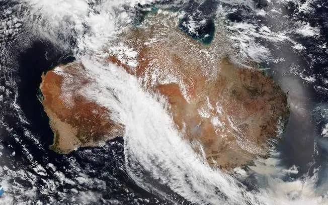 Imagem de satélite da coluna de fumaça que saiu da Austrália