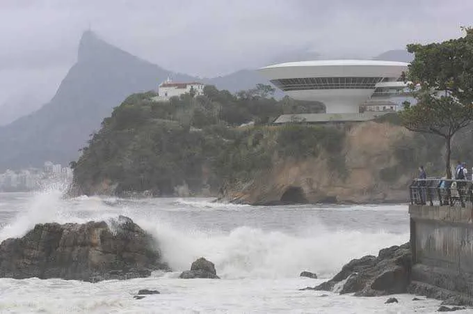 AS ondas deverão chegar a três metros de altura 