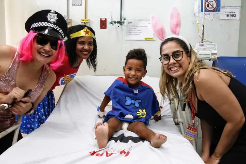 Crianças internadas nos hospitais estaduais ganham camisas temáticas de carnaval e recebem visita de palhaços voluntários