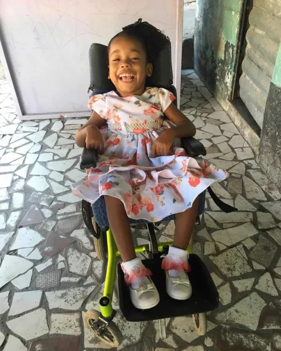 Esther foi diagnosticada com paralisia cerebral com apenas um ano de idade