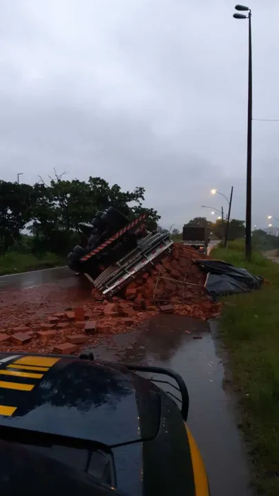 O acidente aconteceu na manhã desta sexta-feira