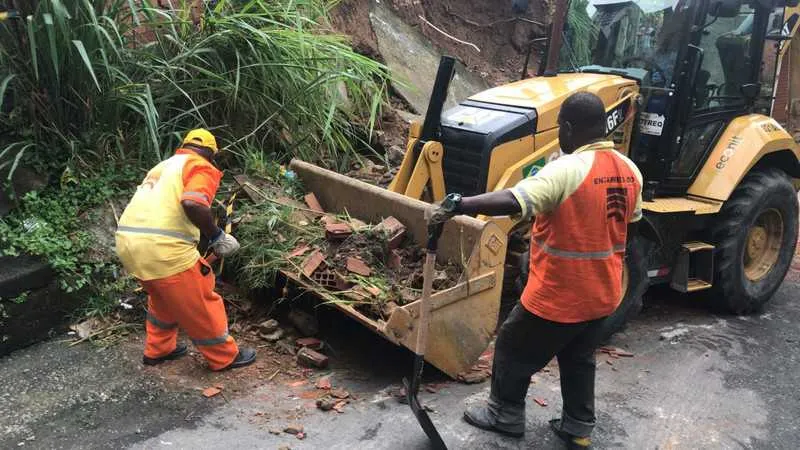 Local sofreu um deslizamento de terra, na noite desta sexta-feira (21)