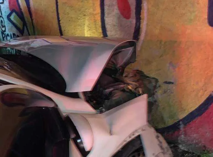 Na tentativa de fuga, os criminosos colidiram com uma mureta