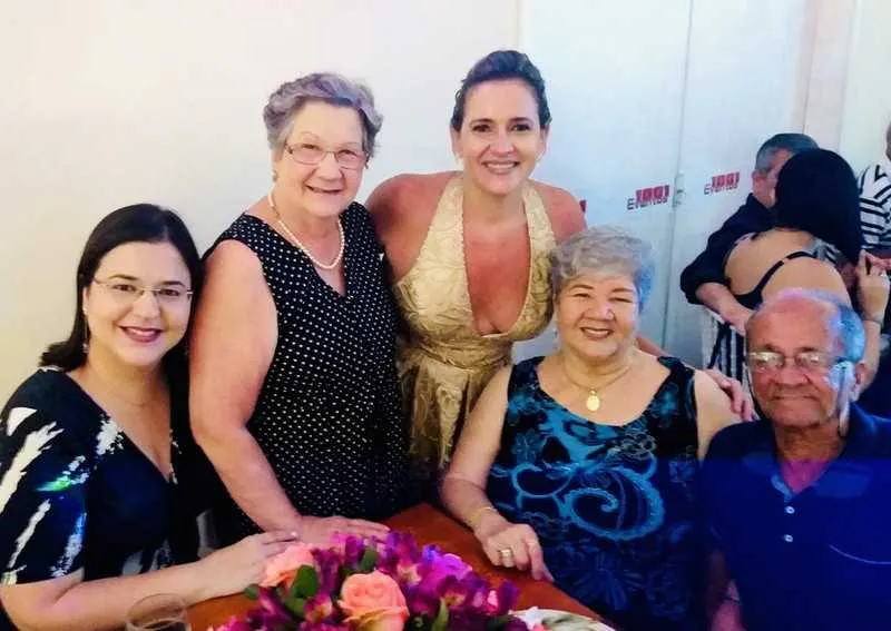 A professora Gisele Ribas festejou os cinquenta anos de idade com uma festa primorosa e alegre