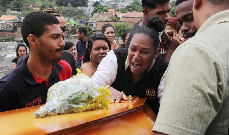 Uma das filhas da vítima fez um pedido emocionante no sepultamento da mãe 