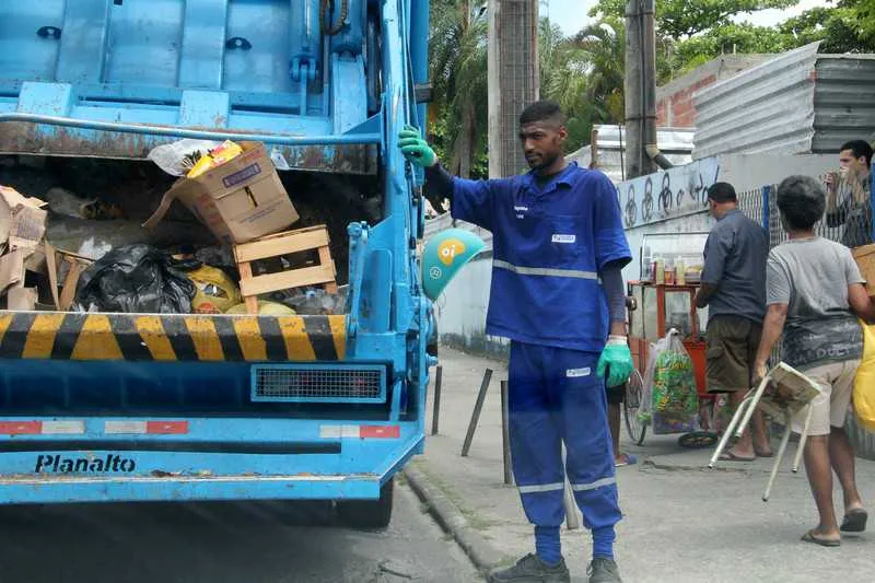 Gabriel Fernandes, de 24 anos, trabalha há pouco mais de um ano como gari coletor nas ruas do Coelho, em São Gonçalo