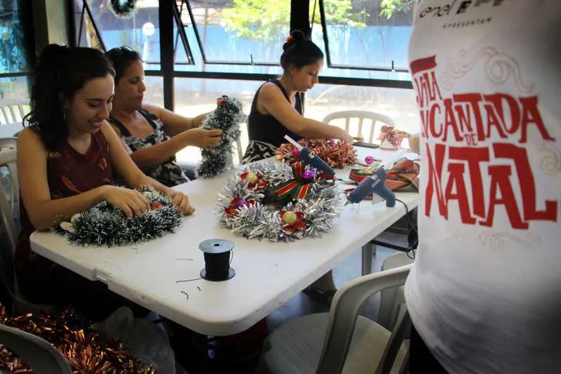 Oficina de artesanato promovida no Vila Encantada de Natal
