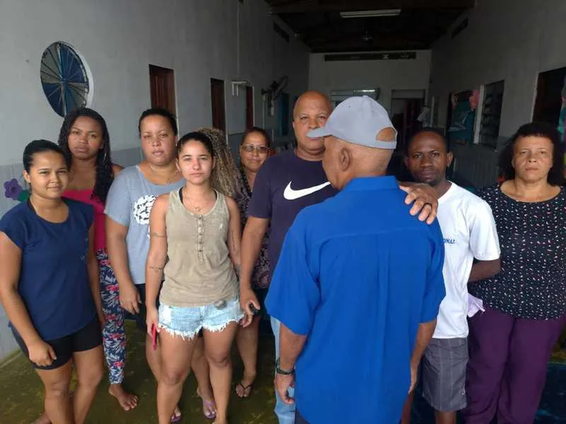 Responsáveis dos alunos apoiam o idoso 