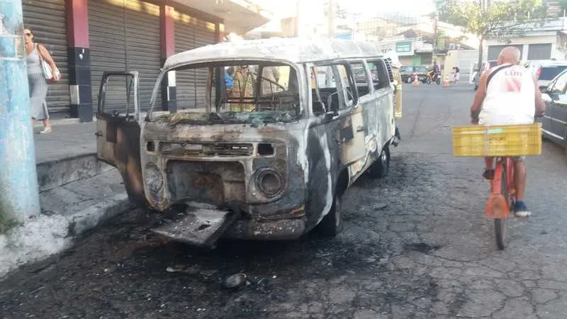 o fogo destruiu totalmente a  Kombi, mas não houve feridos  
