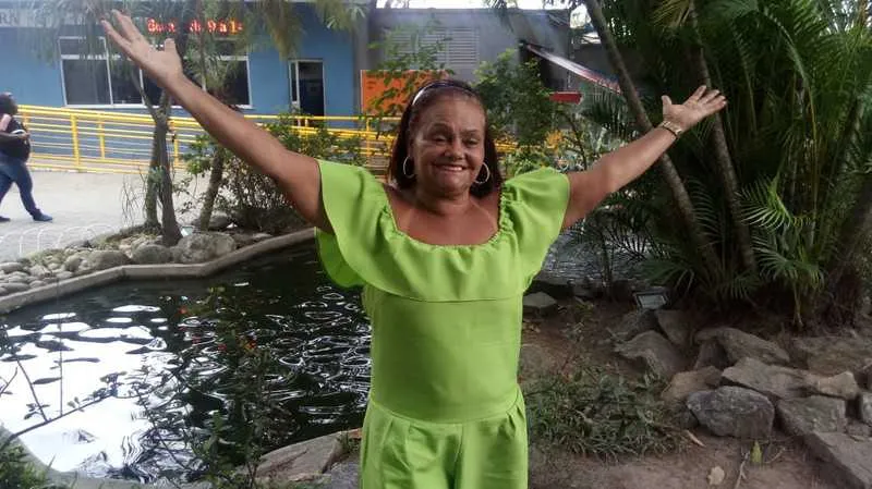 Lena Alves canta grandes sucessos e músicas do CD