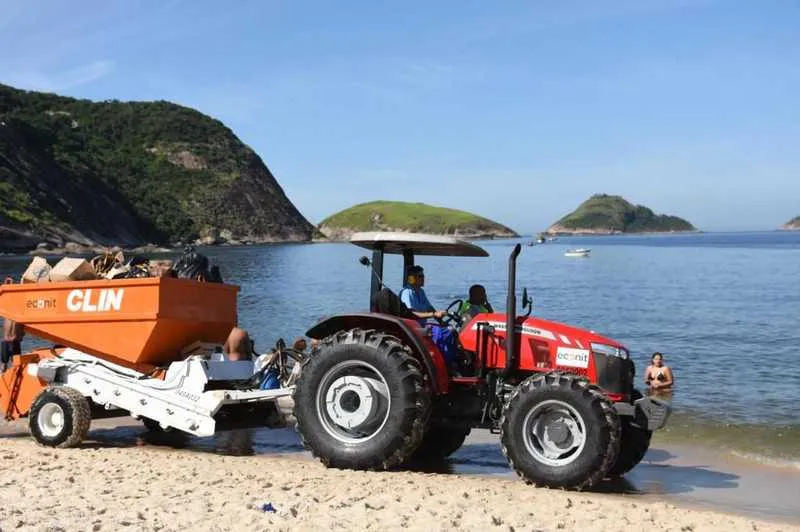 Às praias ficaram limpas ainda durante a a manhã 