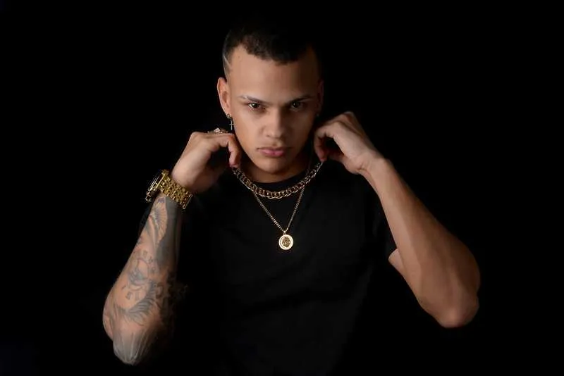 Imagem ilustrativa da imagem De Niterói, MC Theus promete lançar o próximo hit do verão